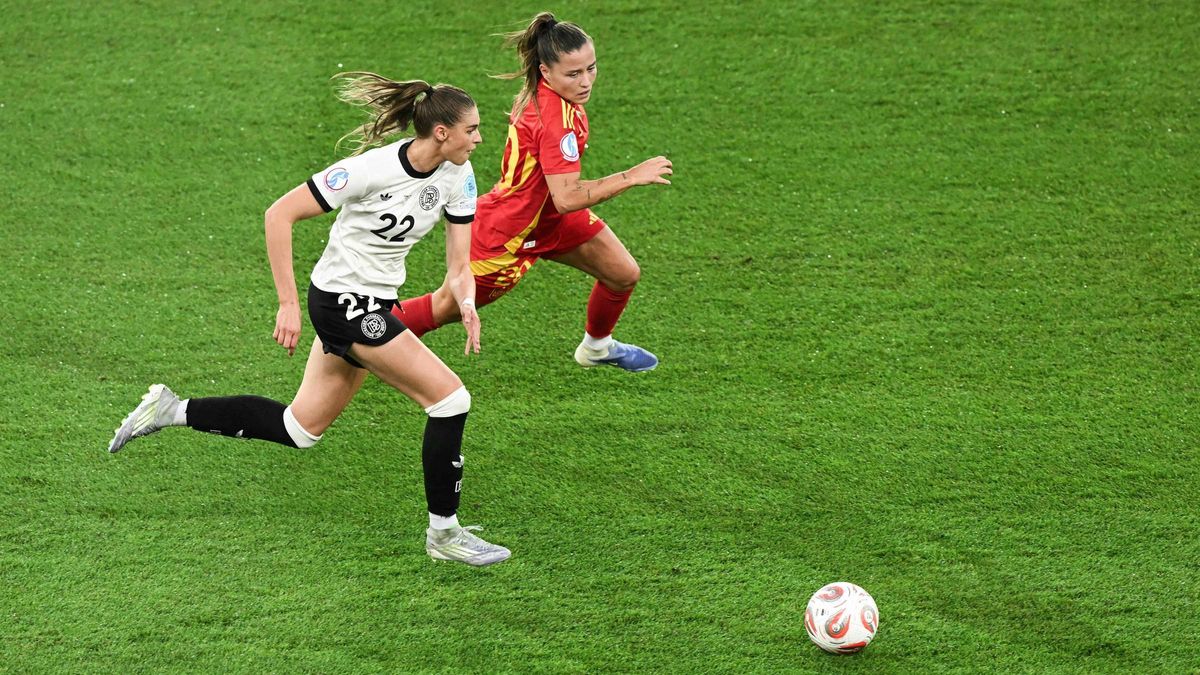 Claudia Pina, la jugadora española, persigue a Jule Brand, la futbolista de Alemania.