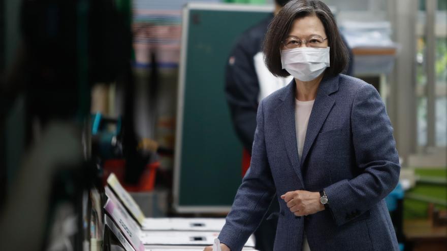 La presidenta de Taiwán, Tsai Ing Wen,  deposita sus votos en un colegio electoral para las elecciones locales.