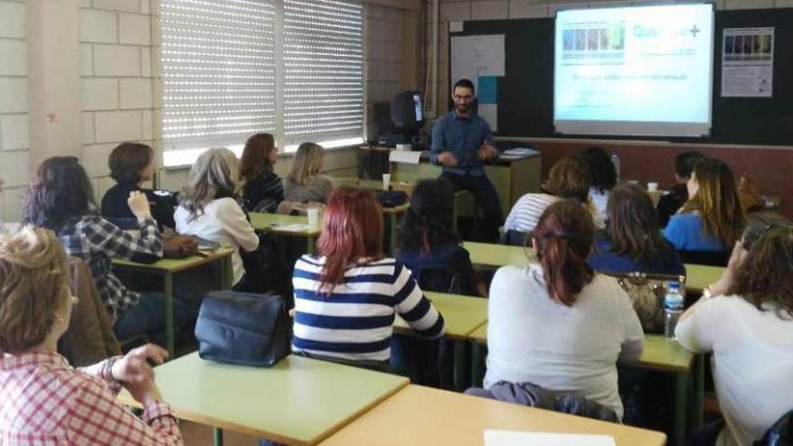 Charla sobre sexualidad impartida por Quérote+.