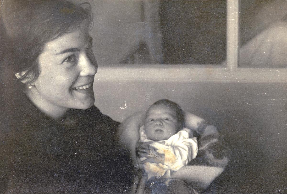 De bebé, con súa nai.