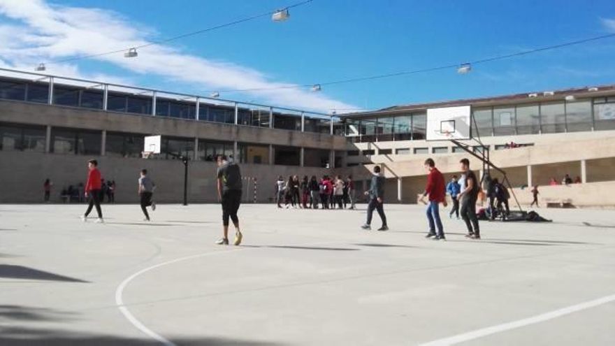 Una maestra castiga a un niño sin salir al patio durante siete meses