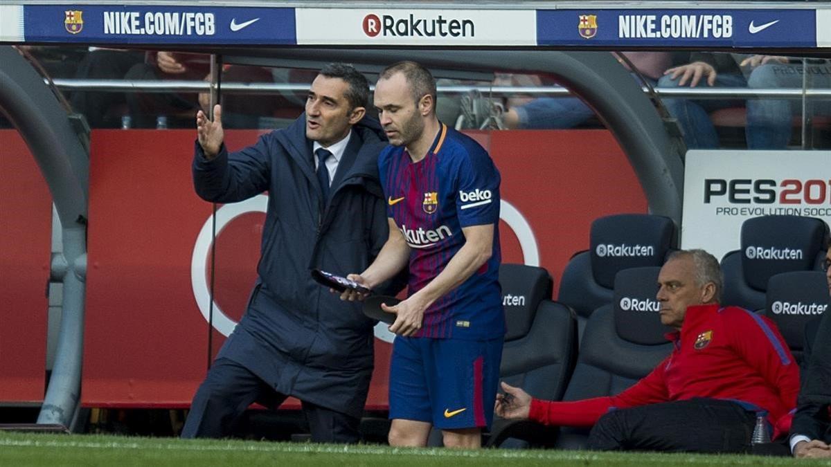 Valverde charla con Iniesta en el Camp Nou.