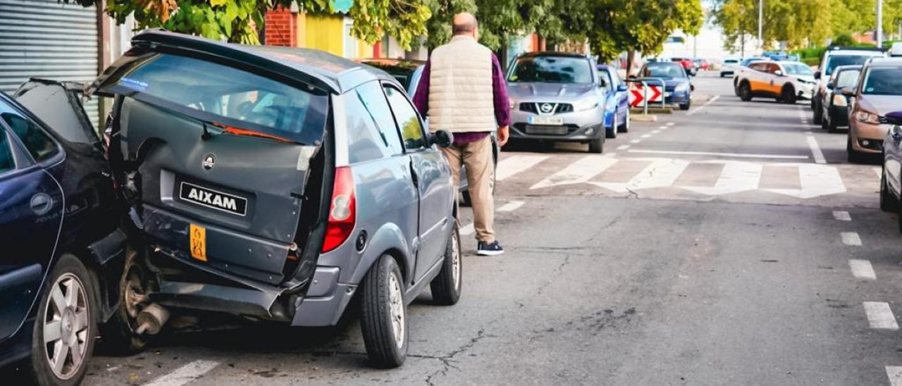 Un conductor temerario causa heridos, destroza coches y desata el pánico en Aldea Moret