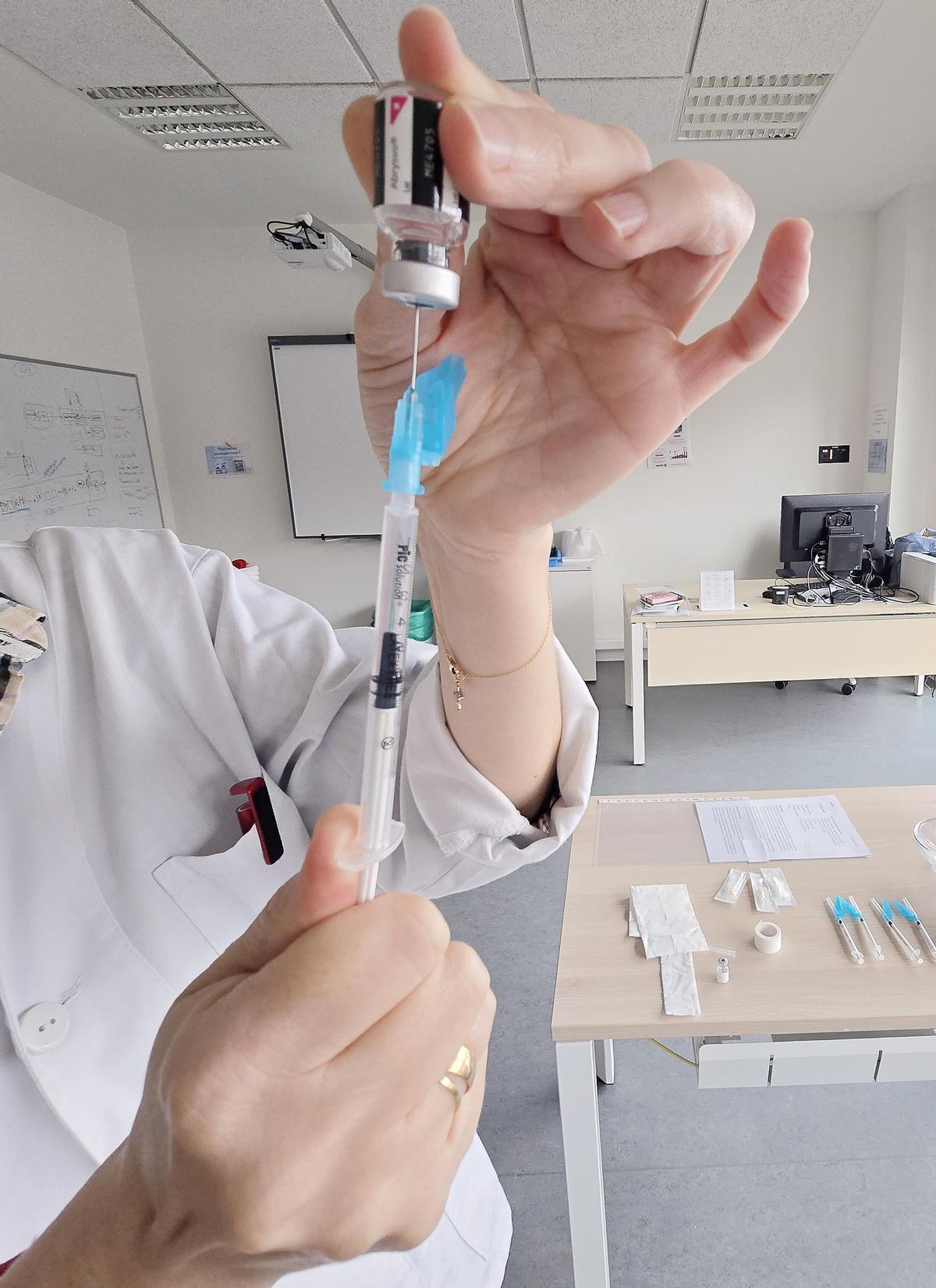 Hasta dos horas de cola en el Cunqueiro para participar en el ensayo clínico frente al Virus Respiratorio Sincitial