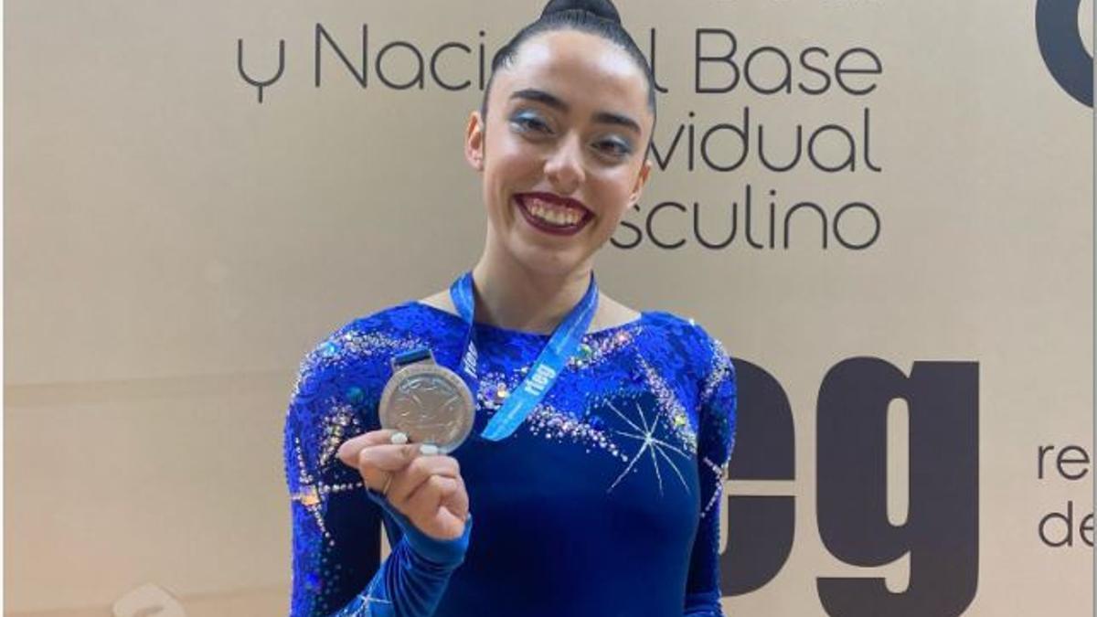 Celia Serrano posa con la medalla  del Campeonato de España Base de Gimnnasia Rítmica.
