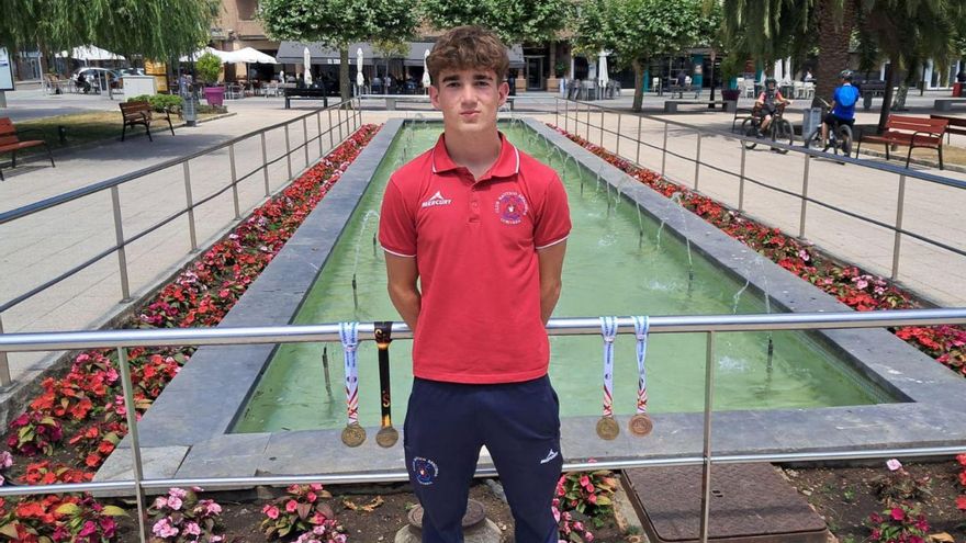 Mateo Dopazo posa junto a sus medallas en la plaza frente al edificio del Ayuntamiento. | PELAYO MÉNDEZ