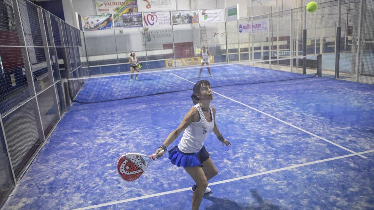 Deportistas juegan la pádel en Zamora.