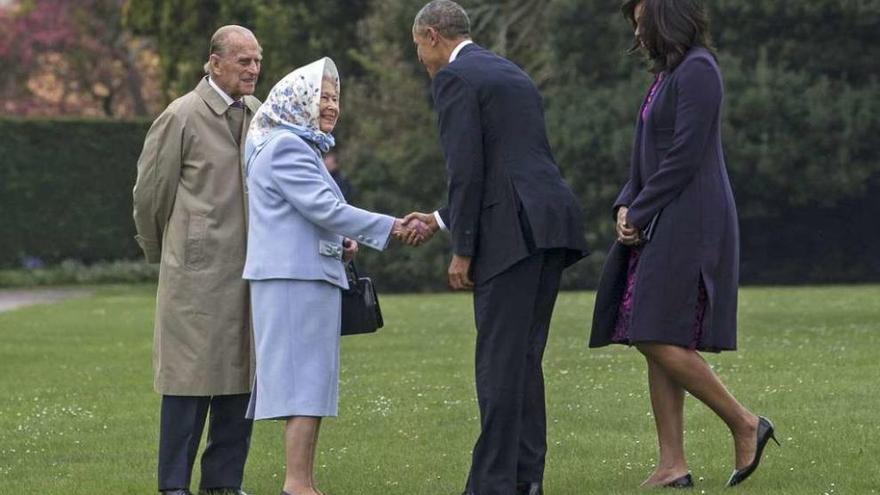 Obama y su esposa, recibidos en el castillo de Windsor por Isabel II y el duque de Edimburgo.  // Reuters