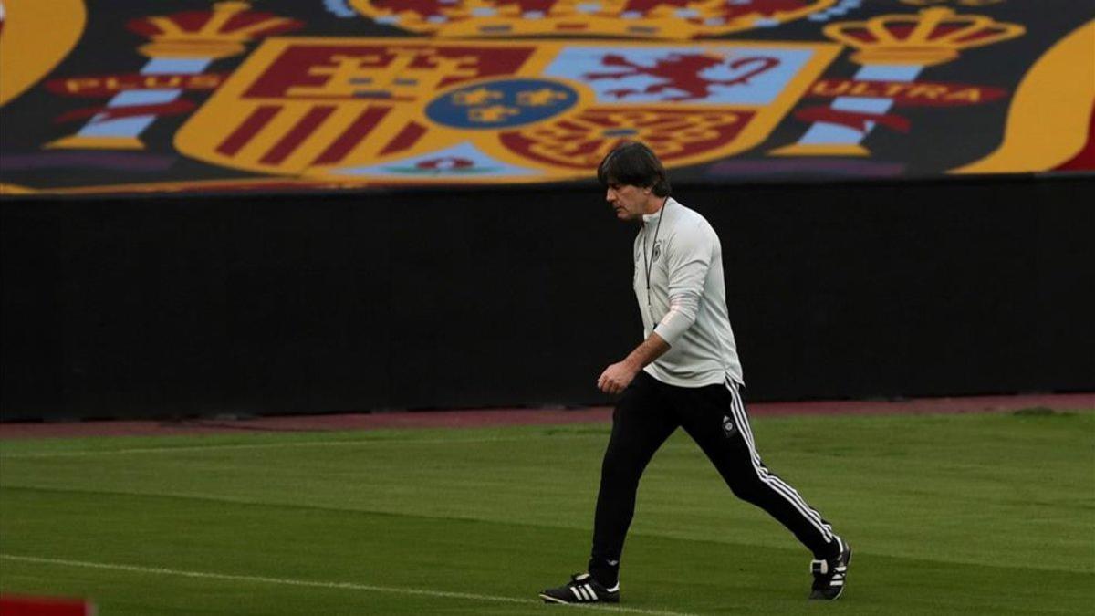 El seleccionador de Alemania, Joachim Löw, durante el entrenamiento en el estadio de La Cartuja en Sevilla, previo al encuentro ante España de la fase de grupos de la Liga de las Naciones.