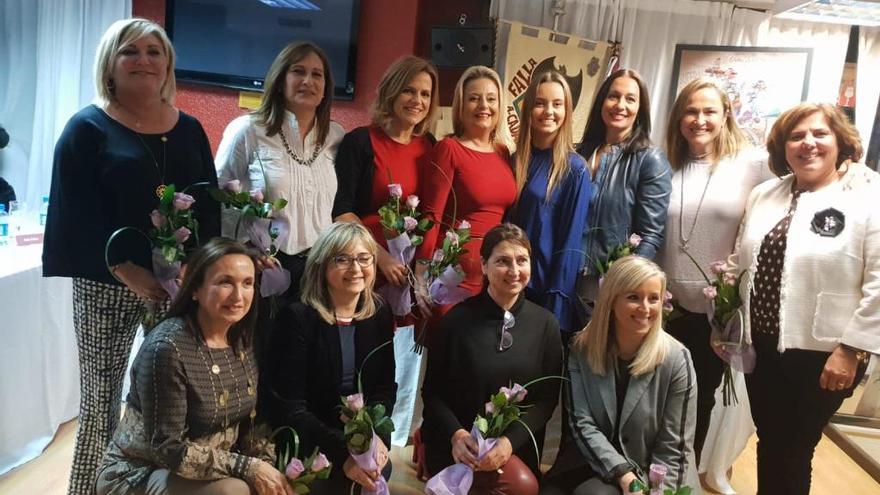 Las mujeres de la fiesta instruyen a los artistas de Almirante Cadarso