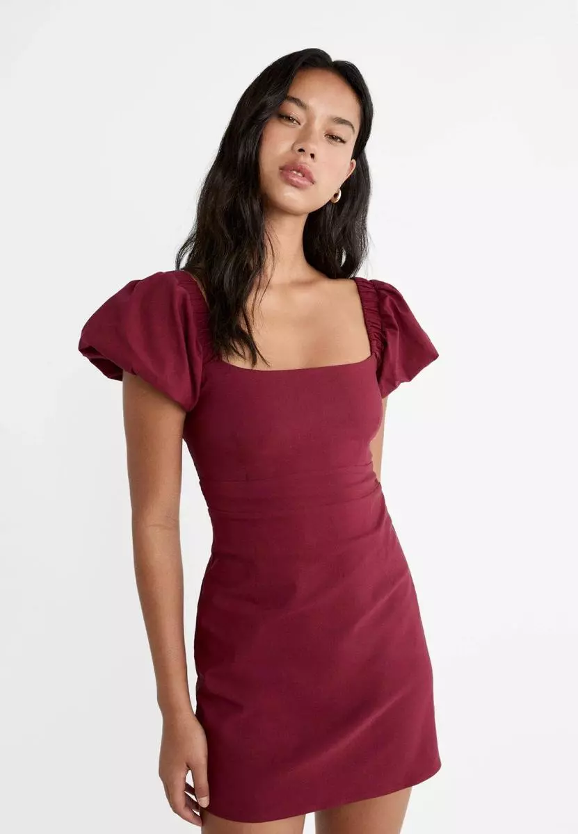 Te mostramos los 6 vestidos rojos de Stradivarius que te robarán el corazón: la colección más deslumbrante de la temporada 5 Moncloa Vestido granate con espalda descubierta de Stradivarius: elegancia y sensualidad a un precio inigualable