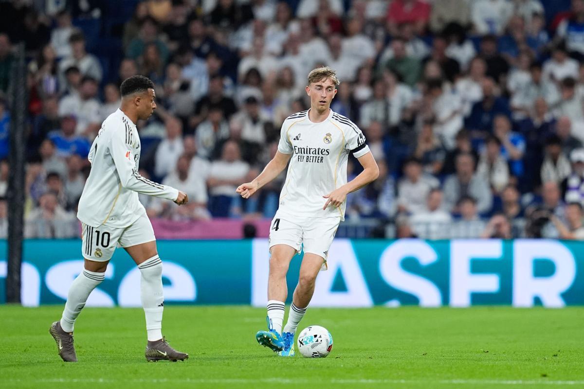 Dean Huijsen conduce el balón ante Mbappé.