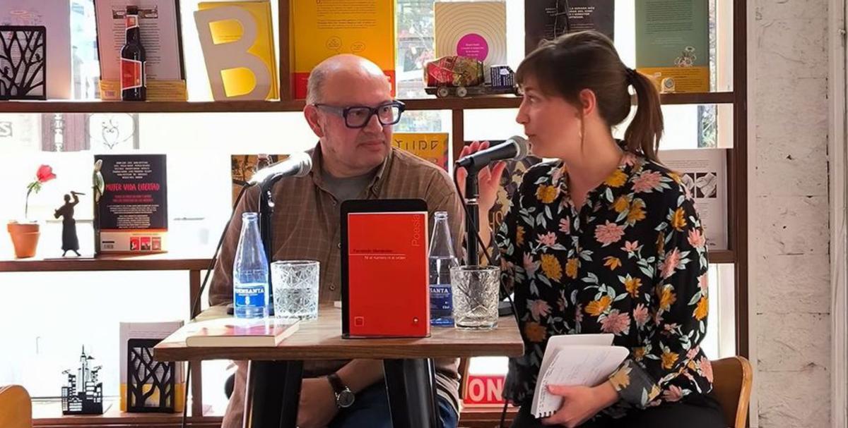 Presentación. El poeta Fernando Menéndez presentó en el Toma 3 «Ni número ni orden» junto a Azahara Alonso.