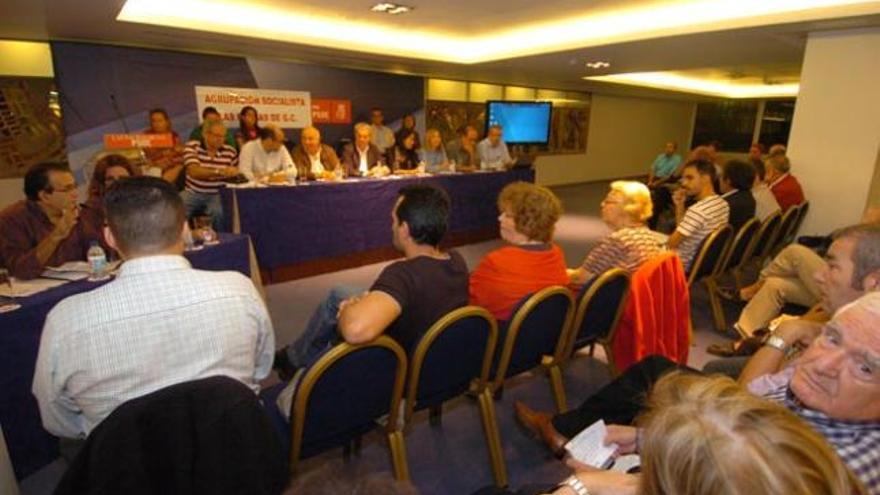 Los socialistas de la capital grancanaria celebraron ayer su asamblea para debatir sobre la nueva dirección del partido. | castro