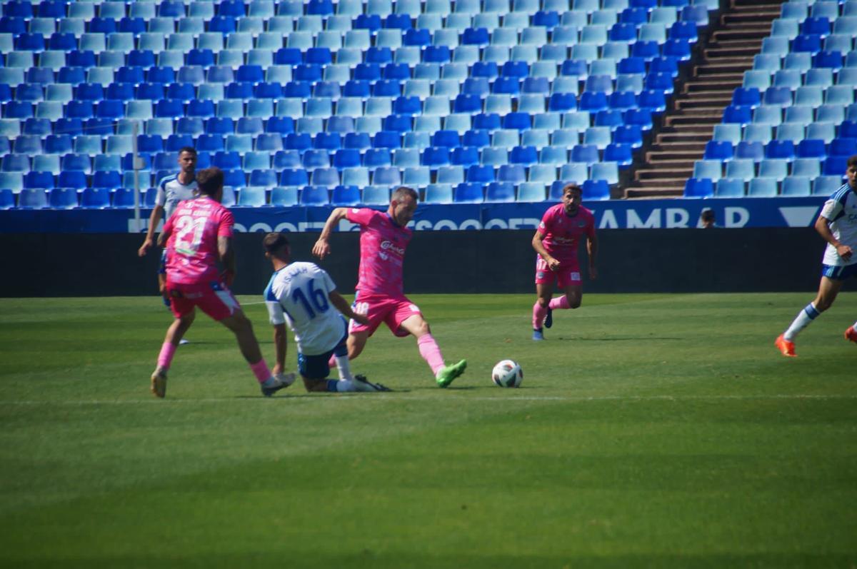 Sergio Gómez intenta llevarse el balón ante un jugador del Deportivo Aragón.