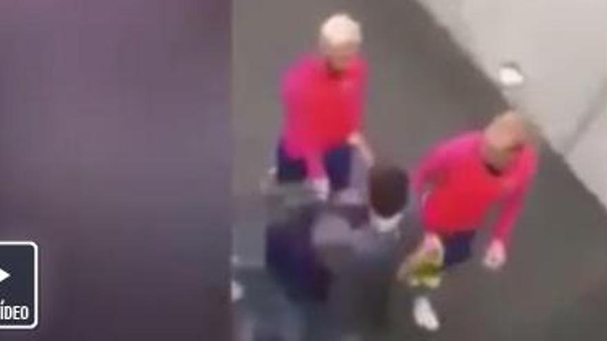 Un fan de Messi es tira des de les grades per abraçar-lo