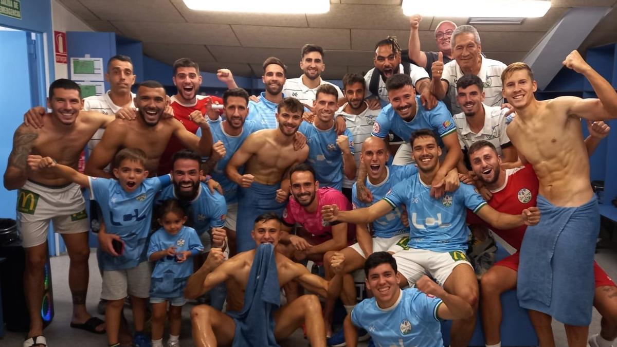 Alegría de los jugadores en el vestuario del Ciudad de Lucena.
