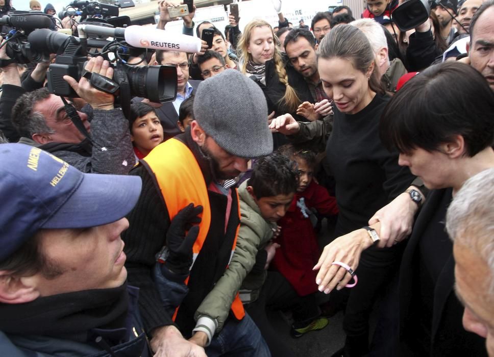 Angelina Jolie visitó varias instalaciones temporales de acogida de refugiados en Atenas y se reunió con el primer ministro, Alexis Tsipras, en su primera visita a Grecia como embajadora de buena voluntad del Alto Comisionado de las Naciones Unidas para los Refugiados (ACNUR).