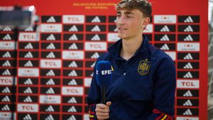 LAS ROZAS (MADRID), 20/03/2024.-Dean Huijsen (Ámsterdam, Países Bajos, 2005) llegó a Marbella (Málaga) con 5 años. Disputó 18 partidos en las categorías inferiores de Países Bajos. Sin embargo, se estrena ahora con España, tras obtener la nacionalidad por carta de naturaleza. “Cuando me contactaron, ya tenía la idea de jugar con España”, asegura durante una entrevista con la Agencia EFE en la Ciudad del futbol de Las Rozas, Madrid.- EFE/Rodrigo Jiménez