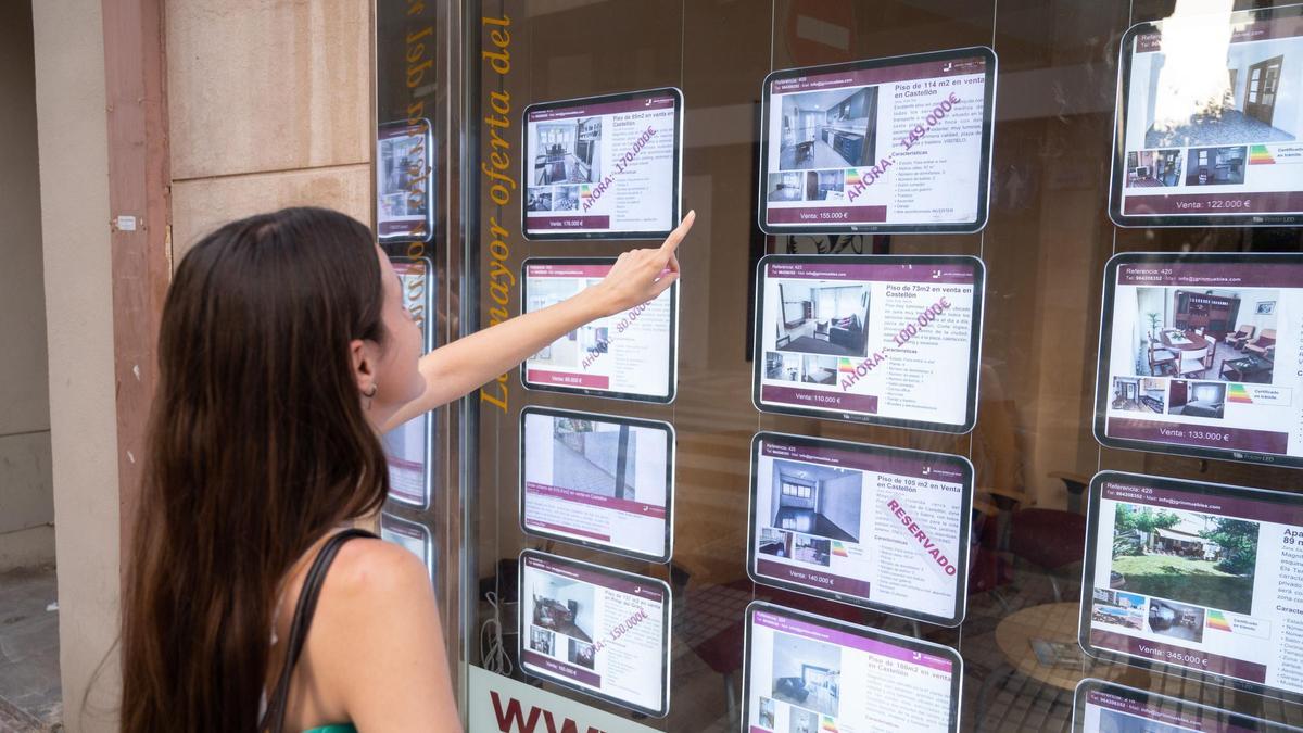 Una joven busca piso de alquiler.