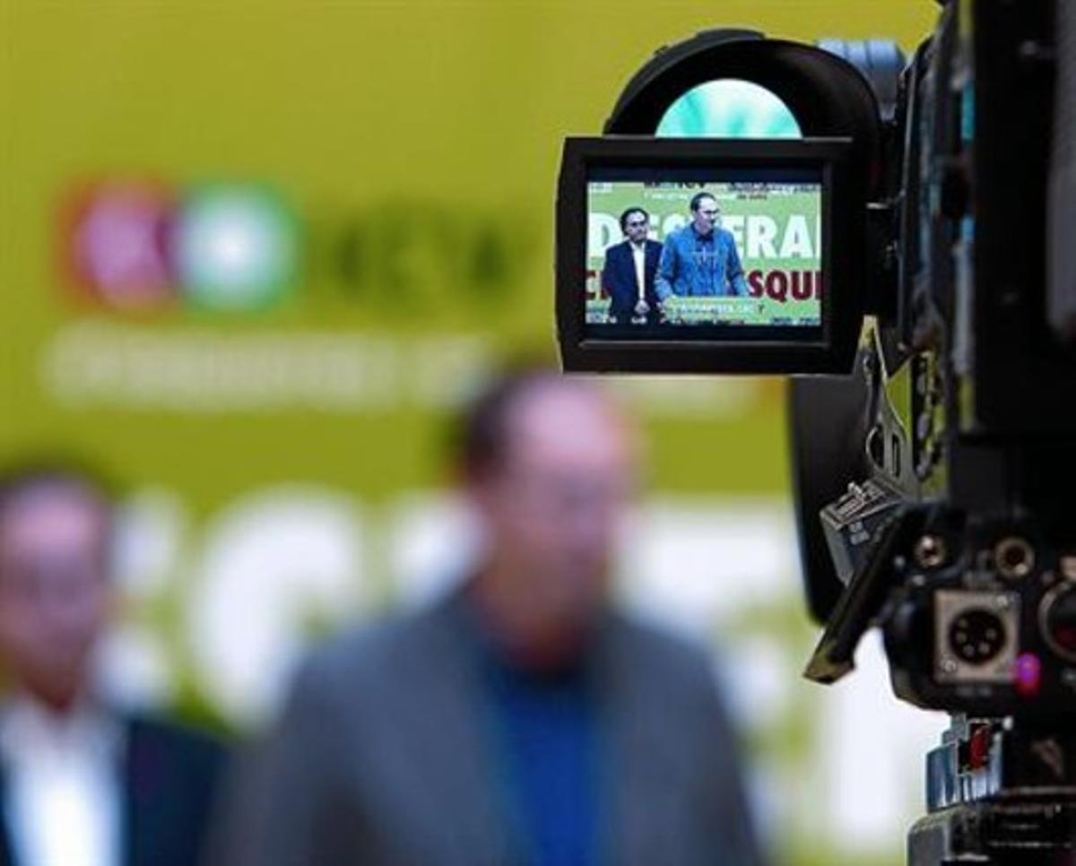 La imatge d’Herrera i Miralles, reproduïda al visor d’una càmera de televisió, ahir a la seu d’ICV.