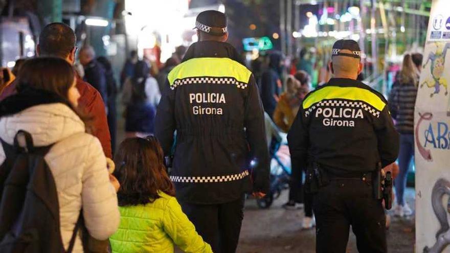 Agents de la Policia Municipal de Girona patrullant per la Devesa durant les Fires de Sant Narcís
