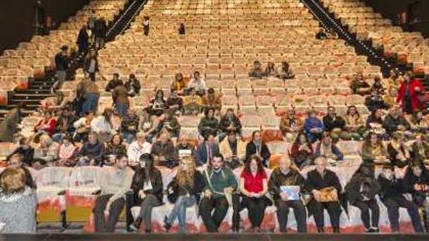 Vista panorámica del interior del teatro desde el escenario.