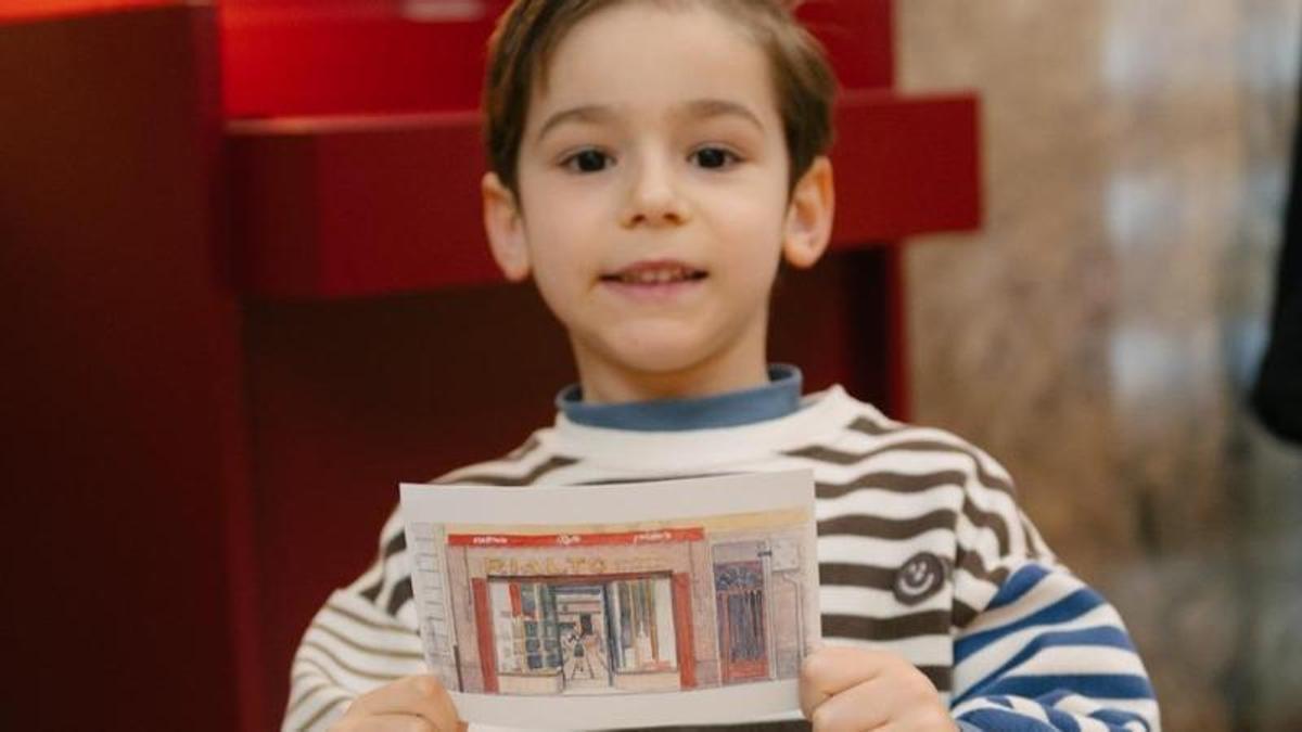 Santiago González sonríe con su postal.
