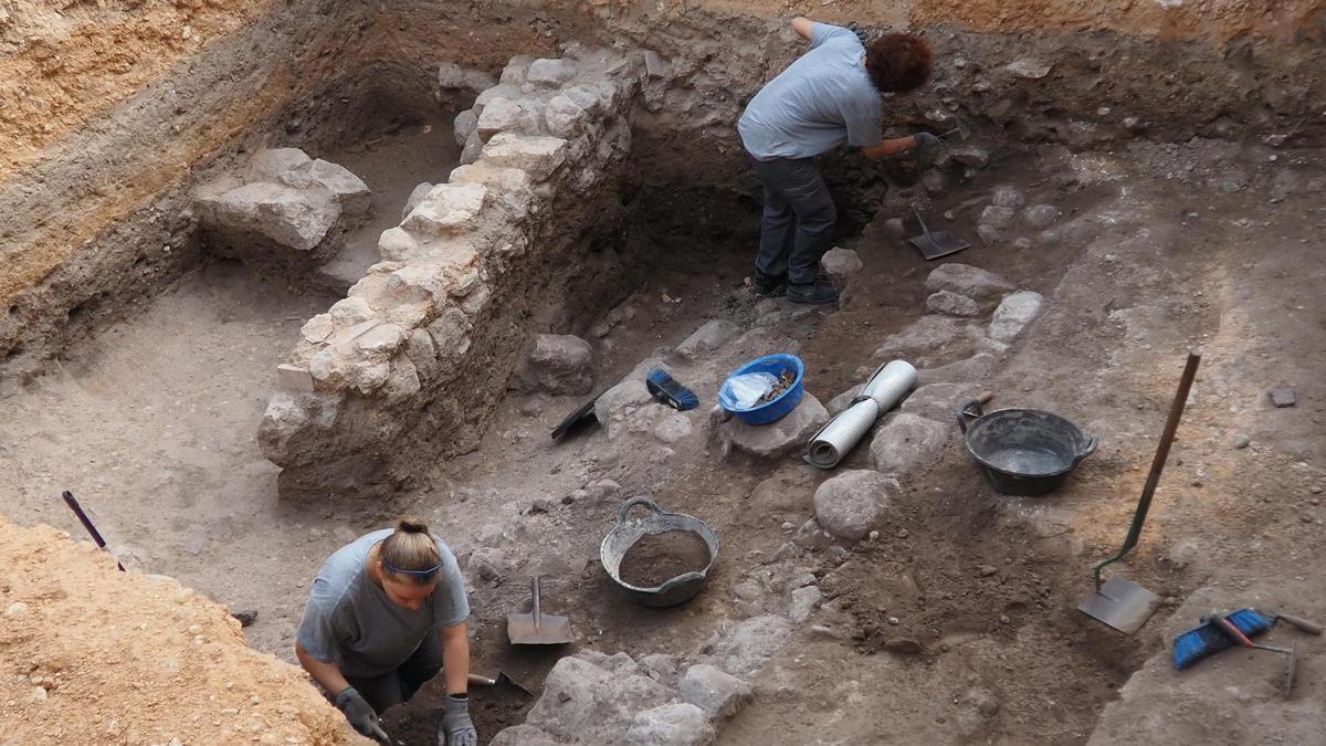 Una obras en el gimnasio de la Font de la Figuera afloran una «zona de servicio» de la época romana