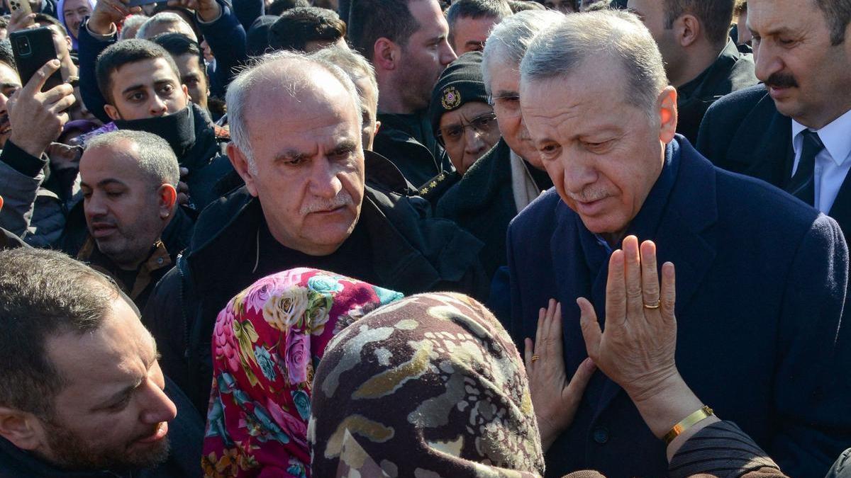 El presidente de Turquía, Recep Erdogan, conversa con mujeres durante su visita a la ciudad de Diyarbakir.