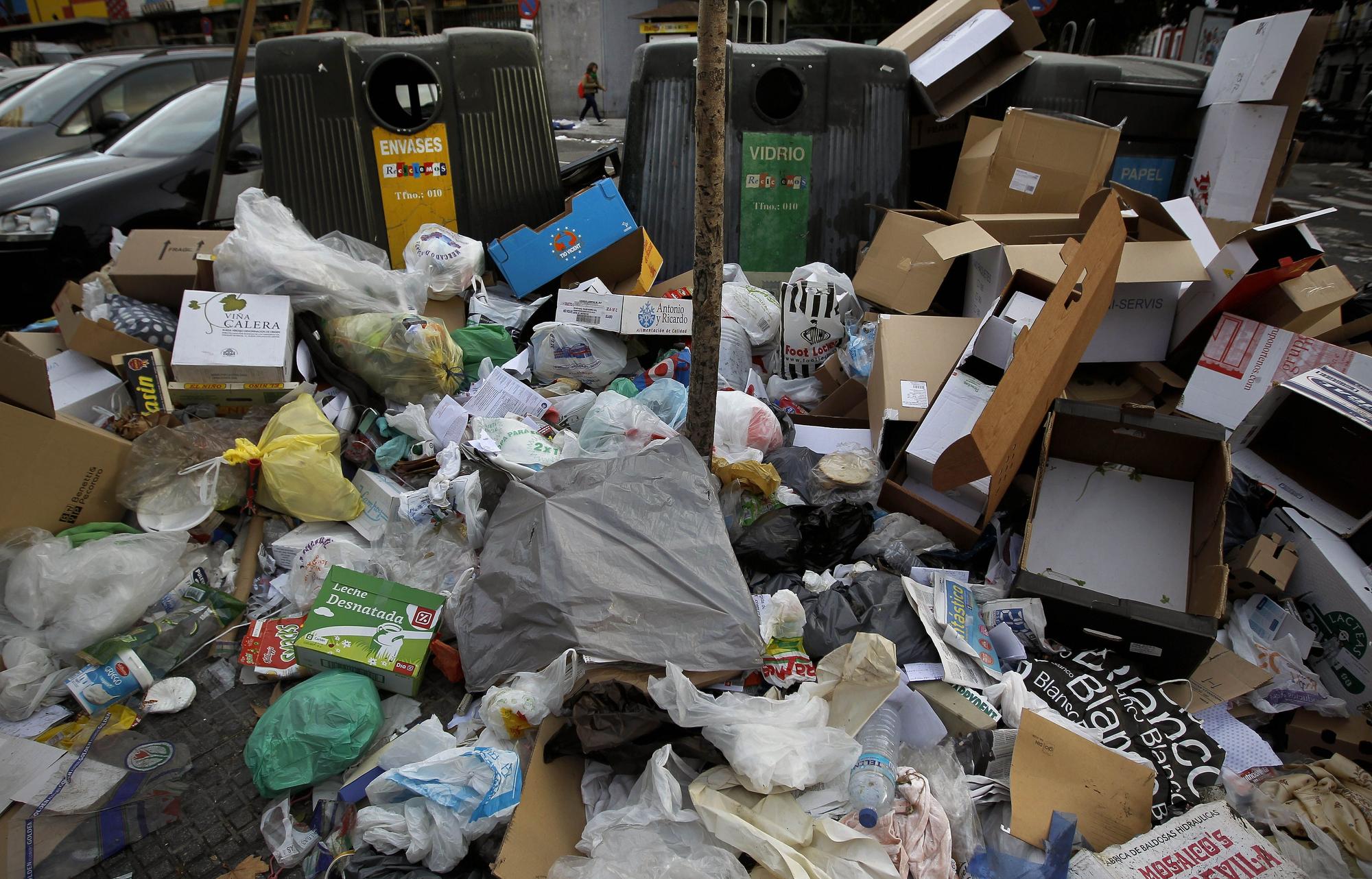 Basura acumulada en el centro de Madrid