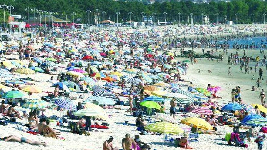 rafa estévez
Lleno absoluto en las playas. Sol desde primera hora de la mañana y tráfico intenso hacia los arenales vigueses, completos a partir de las 11.00 horas gracias al final de los exámenes y la llegada de los primeros turistas. Lleno en O Vao, A Fonte y Samil, donde empieza a costar encontrar un hueco para colocar la toalla en hora punta. Y las previsiones para los bañistas y los locales de hostelería de la zona son inmejorables, ya que Meteogalicia anuncia un fin de semana de intenso calor con temperaturas rondando los 30 grados hoy y mañana. Empiezan también a llegar los turistas y a llenarse los barcos a las Islas Cíes, que empezaron a funcionar el 15 de este mes y lo harán durante todo el verano.