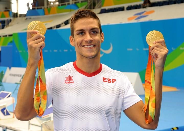 Israel Oliver muestra sus dos medallas de oro conseguidas en los Juegos Paralímpicos de Río.