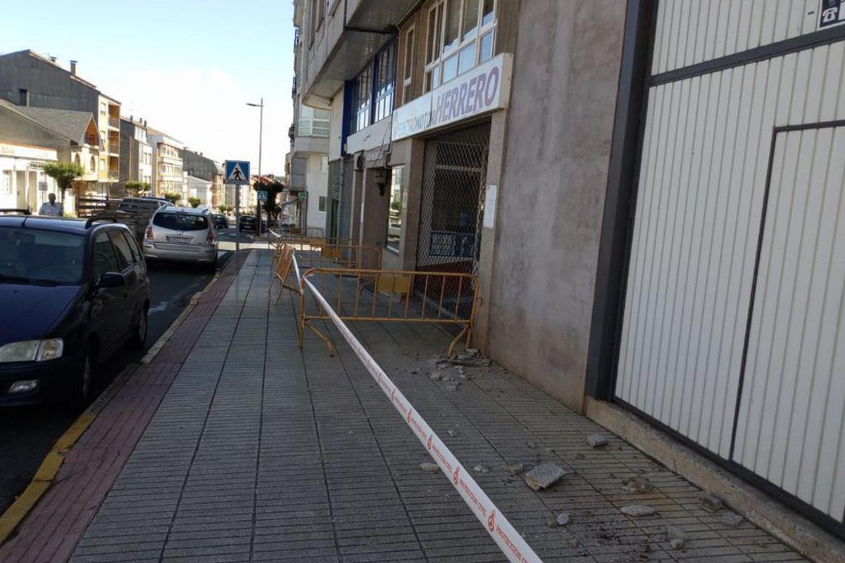 Vallan un edificio por desprendimientos de la fachada | EMERXENCIAS LALÍN