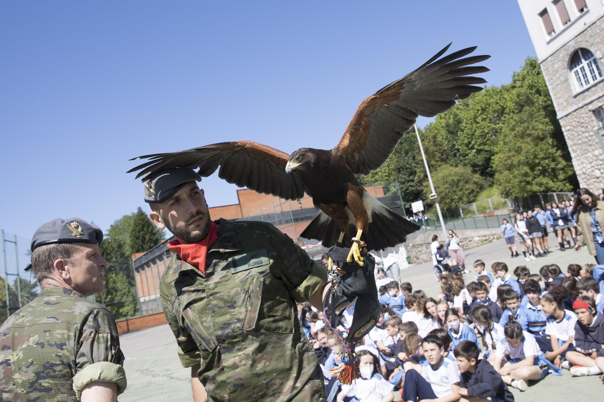 Izado de bandera en el colegio Santa María del Naranco