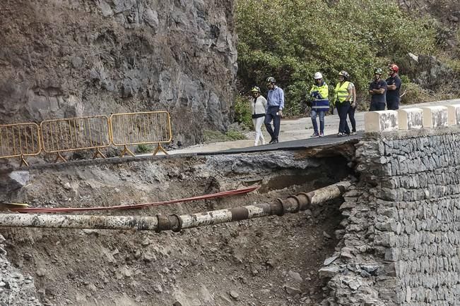 13/07/2016 Visita del presidente del Cabildo de Tenerife Carlos Alonso  junto a Técnicos para ver in situ el estado del derrumbe del talúd de la carretera que lleva a la Punta de Teno.José Luis González