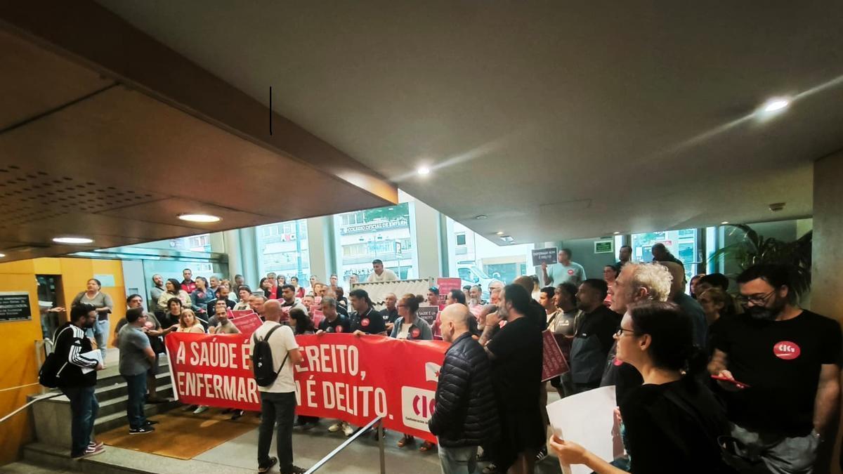 Los miembros de CIG durante el encierro en la delegación de la Xunta en Ourense