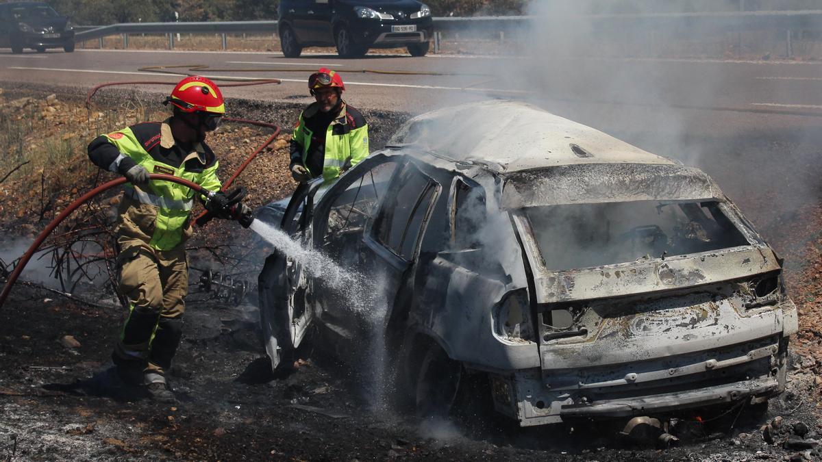 Bomberos trabajan en el incendio del vehículo.