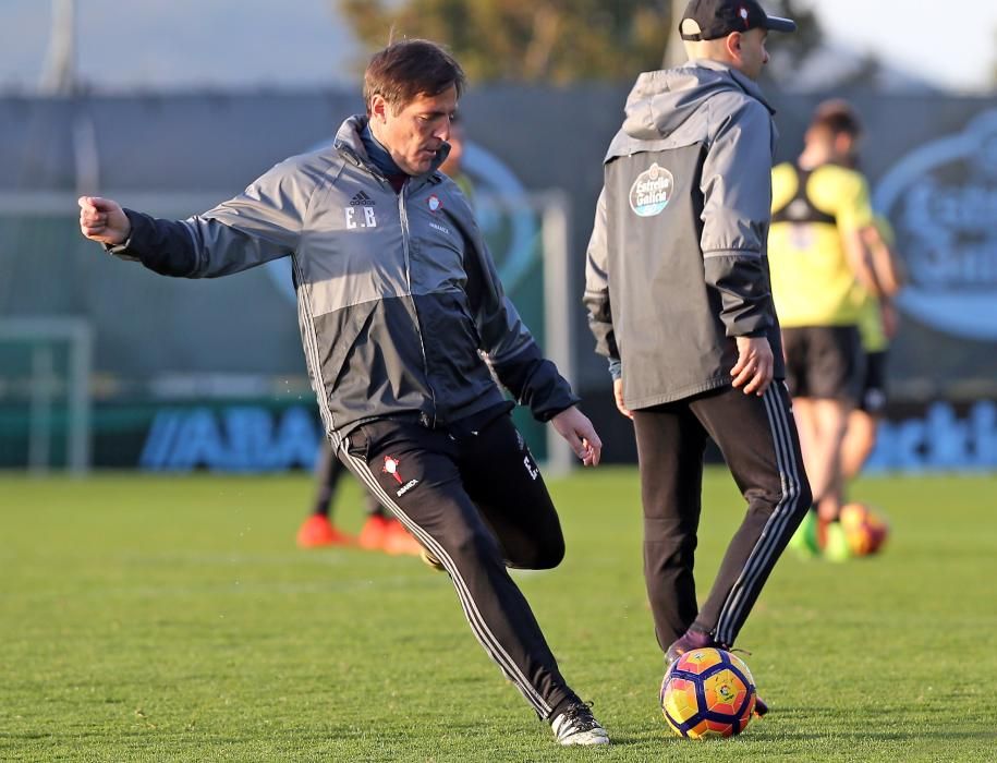 La hinchada celtista rodea al equipo en el entrenamiento a puerta abierta celebrado en la tarde de ayer en A Madroa