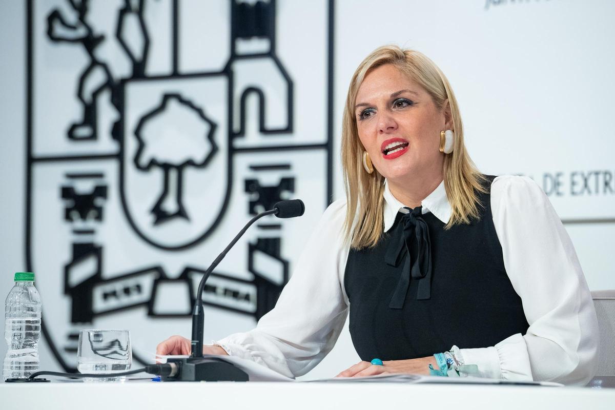 La portavoz de la Junta de Extremadura, Elena Manzano, en rueda de prensa