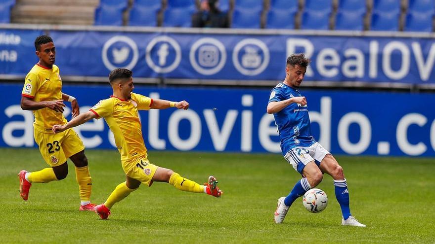 Yan Couto es llança al terra per intentar prendre la pilota a un futbolista de l&#039;Oviedo.