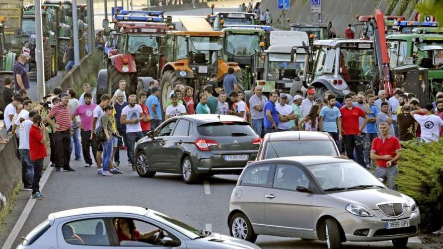 Los tractores cortan el paso en la avenida de Lugo, una de las arterias de Santiago.