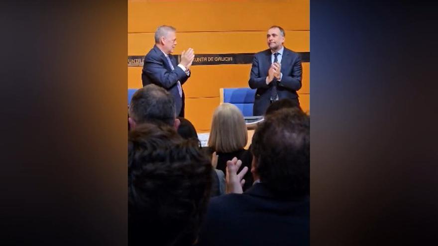 Emocionado por la ovación, García Comesaña cedió el testigo de su cartera a Antonio Gómez Caamaño.