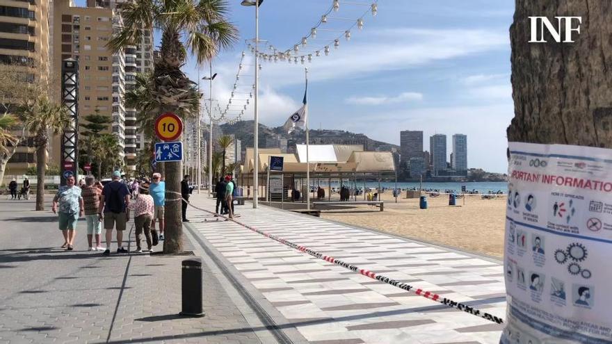 Playas cerradas en Benidorm e ingleses comprando alcohol y bebiendo en la calle