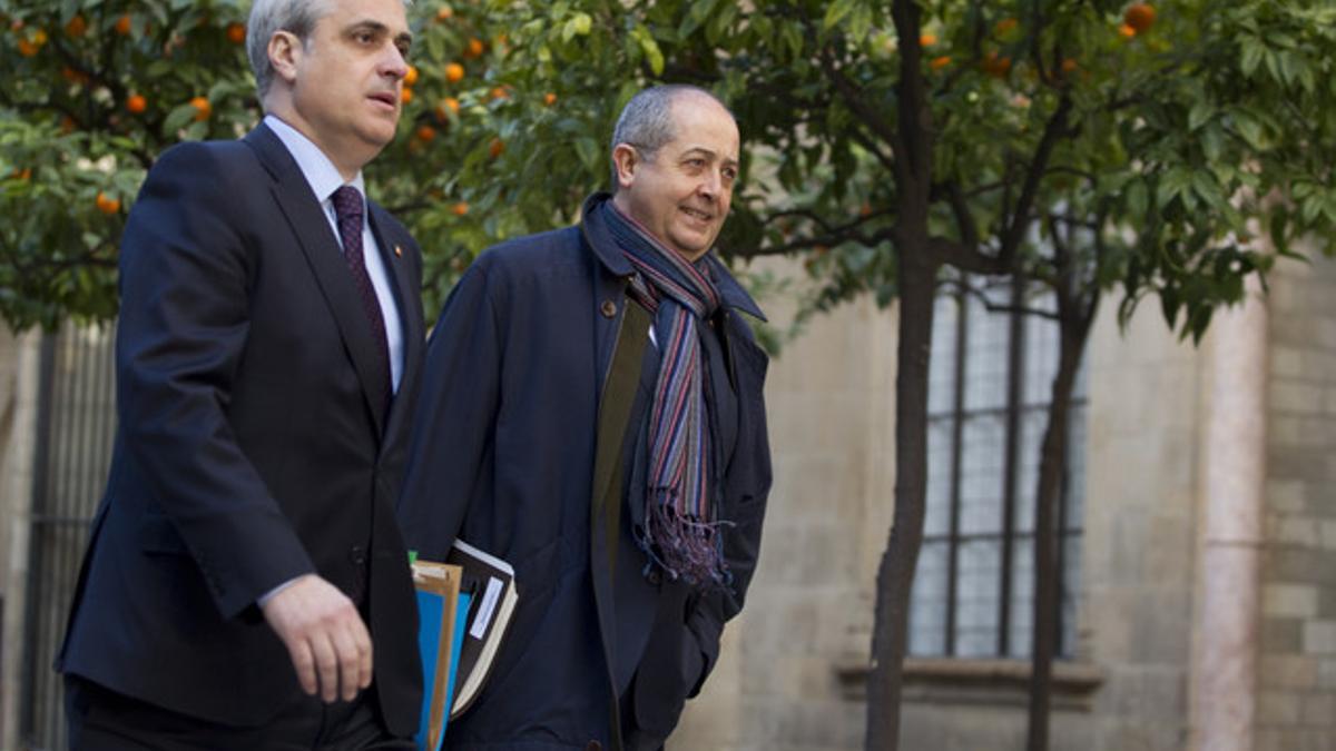 Los 'consellers' Germà Gordó (izquierda) y Felip Puig, el pasado 12 de febrero, en el Palau de la Generalitat.