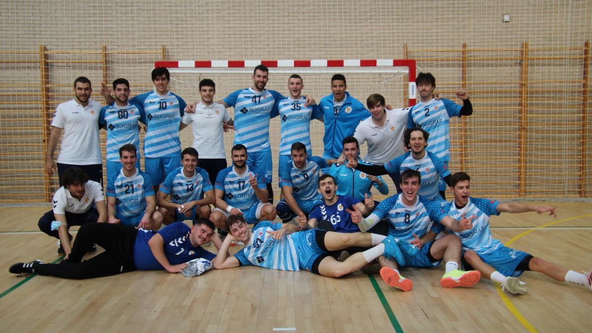 La plantilla del Sugraf Balonmano Zaragoza posa eufórica tras su victoria del pasado domingo.