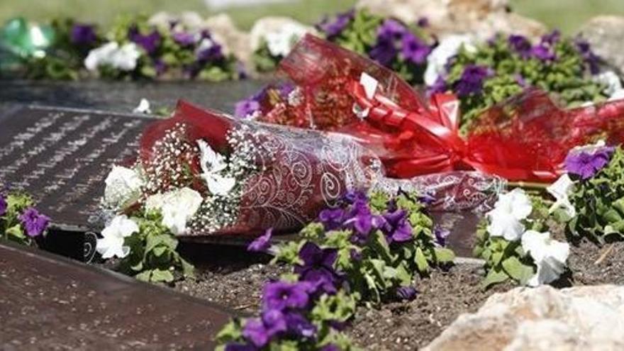 Placas de bronce en homenaje a las víctimas del accidente de Spanair.