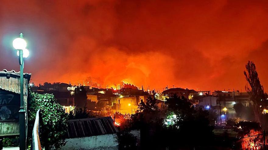 Incendi al nord de la ciutat d’Atenes | PANAGIOTIS KOUROS/EFE