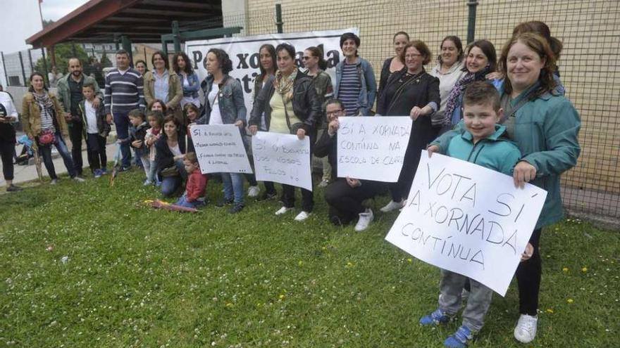 Padres de alumnos de Carral se concentran por la jornada única