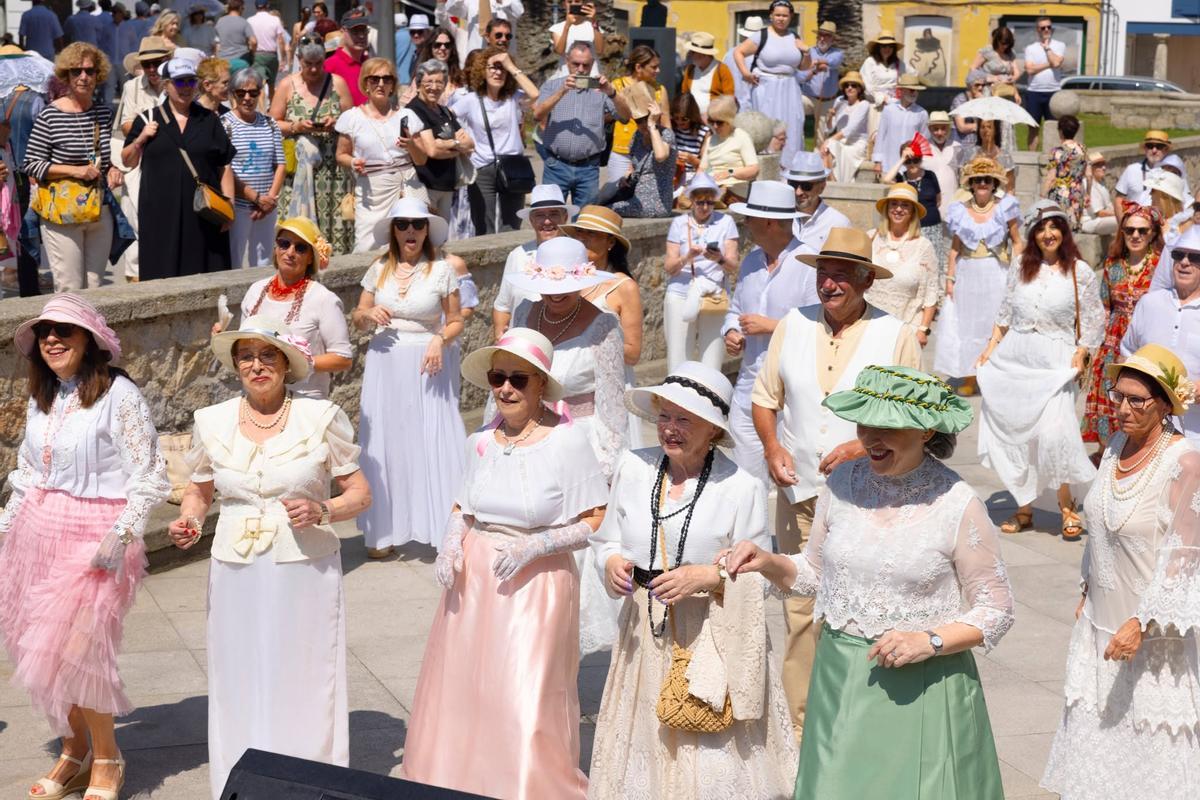 Los asistentes al festejo, luciendo sus trajes del siglo XIX y XX.